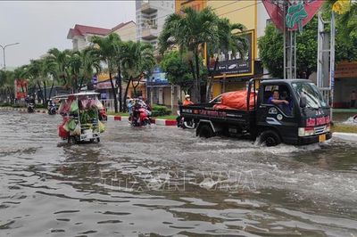 Mưa lớn gây ngập nặng nhiều tuyến đường thành phố Bạc Liêu