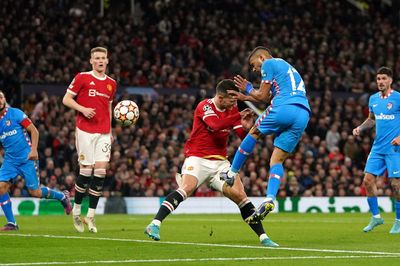 UEFA trừng phạt Man United