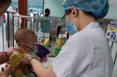 Trẻ ho, sốt kéo dài cha mẹ cần làm gì?
