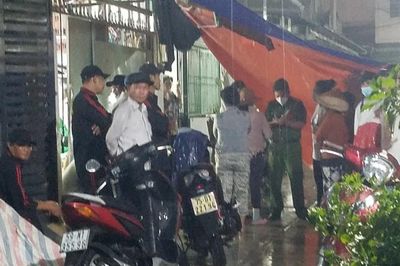 Người đàn ông rơi xuống đất tử vong, nghi do điện giật