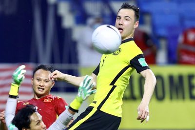 CLB Ngoại hạng Anh liên hệ hậu vệ Malaysia