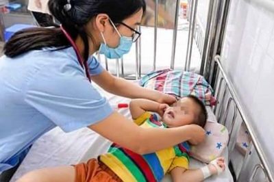 Trẻ mắc bệnh tay chân miệng cần được nghỉ học 7 - 10 ngày