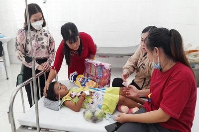 Bé gái 7 tuổi nghi bị bạo hành