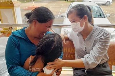 Bé gái 7 tuổi bị cha dượng và mẹ ruột bạo hành đã được cha ruột đón về quê