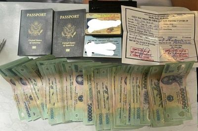 Khách ngoại bỏ quên cả xấp tiền trên tàu hỏa