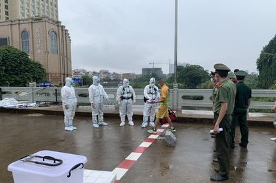 Trao trả 2 đối tượng nhập cảnh trái phép cho Công an Trung Quốc