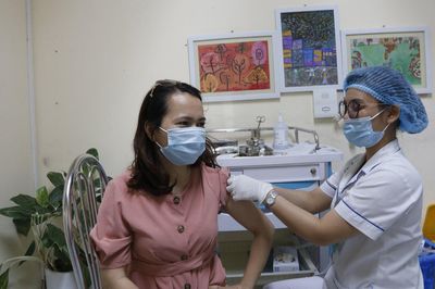 Cần tiêm vaccine Covid-19 củng cố miễn dịch cộng đồng
