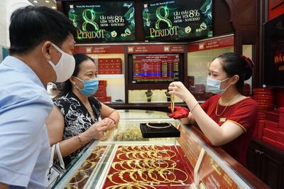Giá vàng sáng 26/8 giảm 100 nghìn đồng/lượng