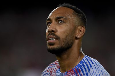 Aubameyang bị 4 tên cướp tấn công