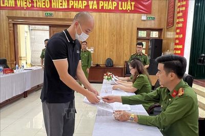 Hà Nội: Phạm nhân được đặc xá xúc động khi nhận căn cước công dân