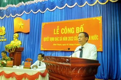 Phó Chánh án Thường trực TANDTC Nguyễn Trí Tuệ trao quyết định đặc xá của Chủ tịch nước