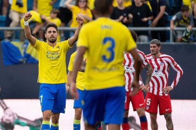 Thủng lưới phút bù giờ thứ 9, Atletico bị Real và Barca bỏ xa