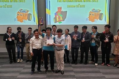 Học sinh Việt đạt giải vô địch cuộc thi lập trình robot tại Singapore