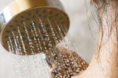 Sốt xuất huyết có được tắm không?