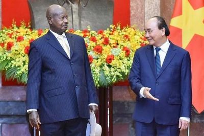 Chủ tịch nước Nguyễn Xuân Phúc chủ trì lễ đón chính thức Tổng thống Uganda