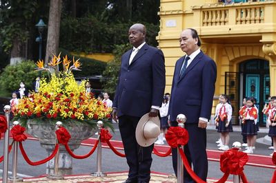 Chủ tịch nước Nguyễn Xuân Phúc chủ trì lễ đón Tổng thống Uganda