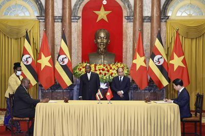 Hình ảnh lễ ký các văn kiện hợp tác giữa hai nước Việt Nam-Uganda
