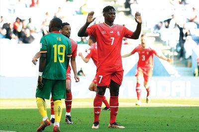 Mẹ Embolo chỉ trích LĐBĐ Cameroon và Eto'o