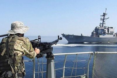 Tàu tuần tra Iran cố làm mù 2 chiến hạm Mỹ ở eo biển Hormuz