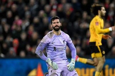 Alisson tái hiện sai lầm của Karius, Liverpool phải đá lại với Wolves
