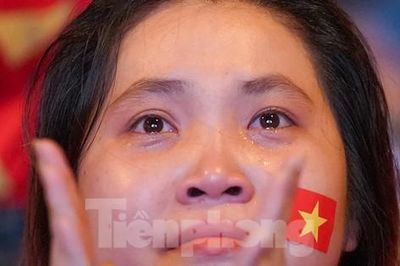 Người hâm mộ TPHCM rơi nước mắt khi đội tuyển Việt Nam suýt bại trên sân nhà