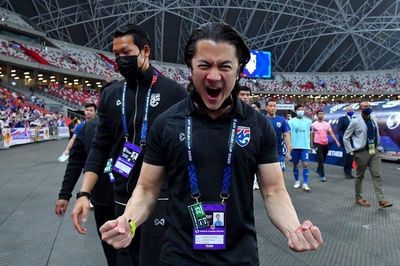 Trợ lý ĐT Thái Lan vênh váo, xúc phạm phóng viên Việt Nam