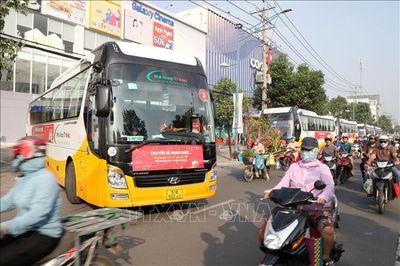 Gần 50 'Chuyến xe hạnh phúc' đưa người lao động nghèo về quê đón Tết