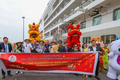 Miền Trung đón hàng trăm nghìn lượt du khách dịp Tết