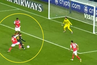 Messi bị chế nhạo sau pha bỏ lỡ từ cự ly gần