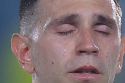 Emiliano Martinez bật khóc trong trận giao hữu