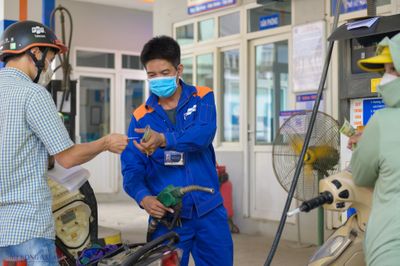Giá xăng quay đầu giảm nhẹ, xuống dưới 24.000 đồng/lít
