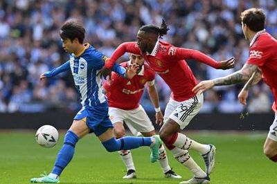 Wan-Bissaka làm lu mờ Mitoma