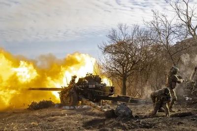 Xung đột Nga-Ukraine: Nguyên nhân khiến lượng tiền toàn cầu đổ vào quân sự cao kỷ lục, cảng ở Crimea đang bị tấn công