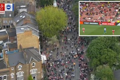 'Dòng sông buồn' fan Arsenal bỏ về sớm, bị đối thủ cà khịa 'đi diễu hành chức vô địch nào thế?'