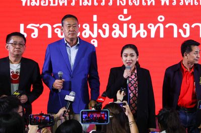 Hứa giảm giá điện, tặng tiền để thu hút phiếu bầu
