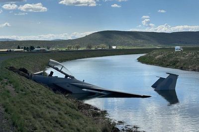 Chiến đấu cơ F-15 Eagle của Mỹ hạ cánh xuống mương thoát nước