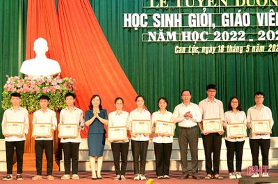 Can Lộc tuyên dương học sinh, giáo viên giỏi các cấp năm học 2022-2023