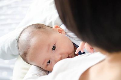 Năm dưỡng chất có trong sữa mẹ