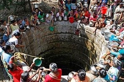 Người dân Ấn Độ đu dây xuống giếng sâu lấy nước về dùng