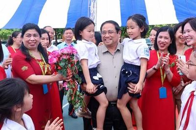 Thủ tướng thăm các em học sinh có hoàn cảnh đặc biệt