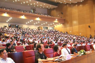 Hơn 1.100 sinh viên, học sinh trò chuyện cùng cựu phi hành gia NASA