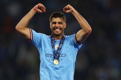 Sao Man City giành 4 danh hiệu trong 1 tháng