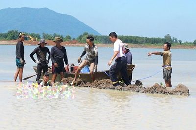 Cha dượng và 2 con tử vong dưới hồ Đá Đen