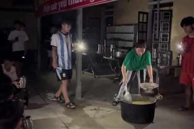 Những bữa cơm san sẻ yêu thương