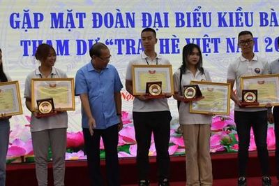 Vinh danh 5 kiều bào trẻ tham dự Trại hè Việt Nam năm 2023