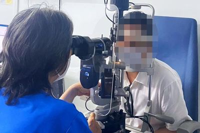 Suốt 16 năm tìm cách giữ chút thị lực ít ỏi còn lại cho đôi mắt
