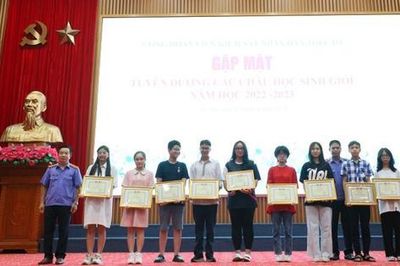 Khen thưởng 350 học sinh giỏi con cán bộ, người lao động tại Viện Kiểm sát Nhân dân tối cao