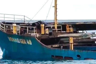 Quảng Ngãi: Gần 8 tháng bị mắc cạn, tàu Hoàng Gia 46 vẫn chưa được trục vớt