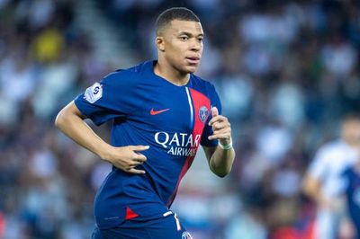 Man United chốt người thay Maguire, đón tin vui từ Mbappe