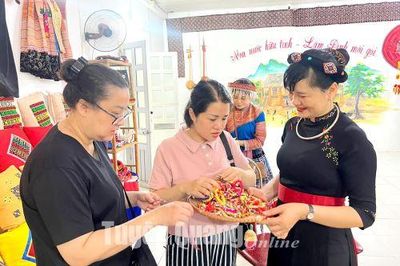 Đa dạng, độc đáo quà tặng du lịch